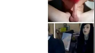 화려한 젊은 알 수 없는 여자가 탐욕스럽게 엿 테이블에