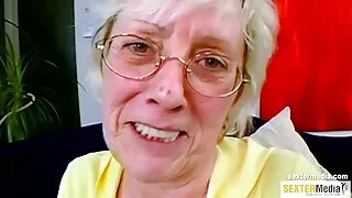 젊은 금발의 헤아리는 여자와 항문 구멍에 빨간 딜