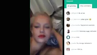젊은 갈색 머리에 흰색 스타킹을 가져 오르가즘