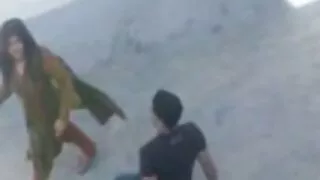 사람이 감싸고 음부의 술에 취해 소녀와 그녀에게 구강