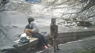 러시아의 젊은 엿 세척하는 동안 샤워 시설