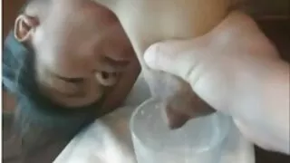남성과 함께 큰 닭이 새끼에서 소녀 핑크 끈