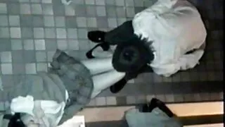 어머니는 그녀의 딸의 새로운 남자 친구의 거시기를 빨고 그들은 모두 함께 엿