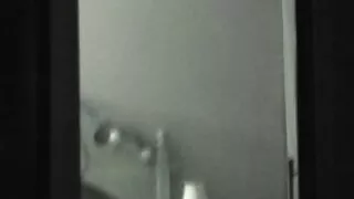 젊은 여자에 동의하는 항체와 잘 생긴 사람
