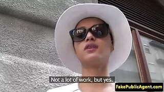 자매 안경에 도달한 그녀의 형제의 닭-그렇게 못난!