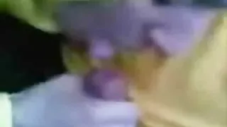 벌 거 벗은 여자에게 심기 자신 사이에 다리에서 두 개의 구멍