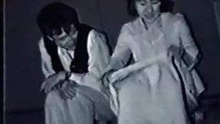 젊은 갈색 머리와 그녀의 여자 친구는 섹스