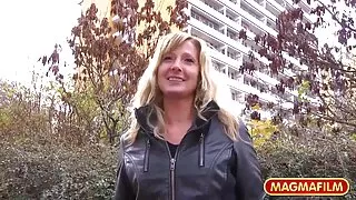 젖은 엉덩이 여자는 매우 큰 음경의