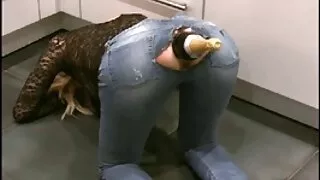 귀여운 두 갈색 머리와 성이 있는 여자