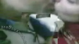 학생과 여학생이 술에 취해 있고 윤간