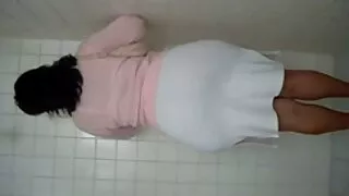 거친 항문으로 날씬한 검은 머리 여자