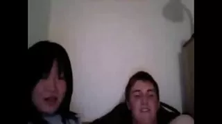 예쁜 소녀를 벗고 그녀의 팬티