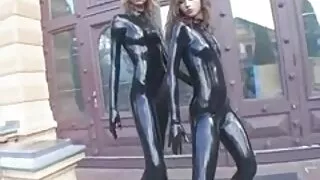 사람이 감싸고 항문과 음부의 젊은 걸 연습하는 동안 절단