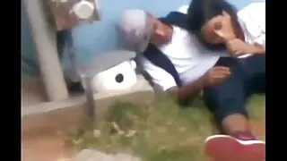 아름다운 아내를 적극적으로 애무 그녀의 남편과 함께 그녀의 입과 음부