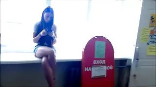 갈색 머리 수음을 해 그녀의 리리스로 잘 젊은 손가락