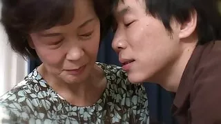 니네타는 그녀의 하위의 거시기를 빠는 동안 즐거움을 얻습니다