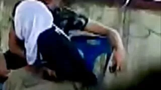그 남자는 수탉의 형태로 간호사의 보살핌을 완전히 느꼈다