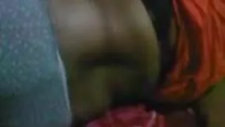 젊은 아름다움은 젖은 슬릿에 경험이 풍부한 파트너에게 기쁨을 함께 제공됩니다