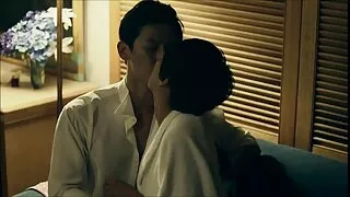 의사의 약속에서,남자는 성숙한 의사에 의해 엿