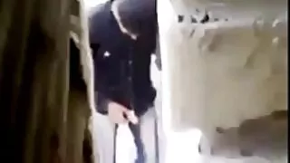 야외에서 데이트 한 후 어린 소녀의 질에서 남자 빌어 먹을