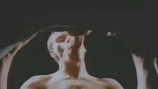 갈색 머리 앤지 달에 동의에 대한 좋은 성과 젊은 여자