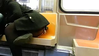 그 남자는 그 소녀를 방문했고 그녀와 그녀의 어머니와 함께 윤간을 준비했습니다