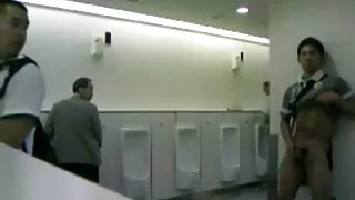 부드럽게 돌아 아름다운 소녀와 그녀의 입에 정액으로 그녀를 떠난다