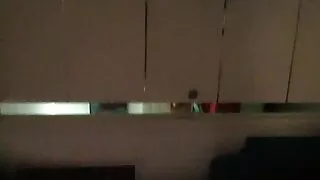 젊은 걸 엿에서 목욕 및 사정에 그녀의 몸