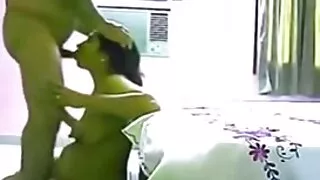 레즈비언 딜도와 파티를 벗은 여자