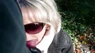 성숙한 스키니는 갈색 머리는 성과 젊은 연인