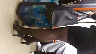 젊은 여자가 성을 가진 성숙한 여자