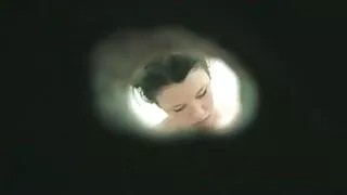 남자는 그의 클라이언트의 마사지에 섹스를 확산하고 그녀의 음부에 커밍 결국