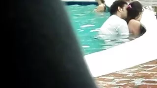 소녀는 좋은 야외 섹스에 의해 수영장