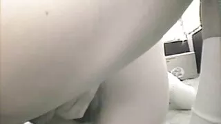 목욕을하는 동안,금발은 가짜 수탉과 오르가즘에 자신을 가져